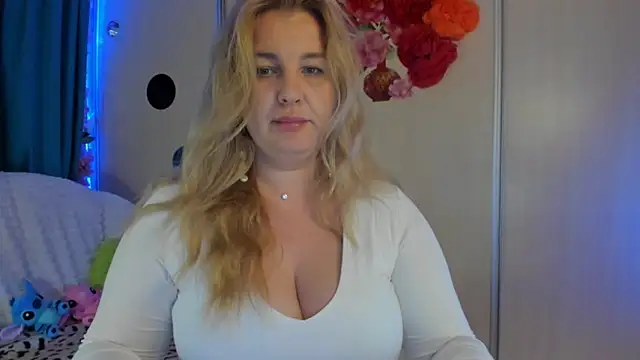 Snapshot of CoraSwon chatting on September 25, 6:28 am CoraSwon online show from September 25, 6:28 am