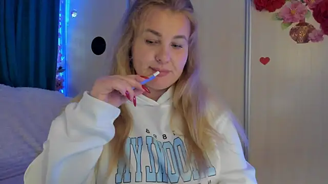 Snapshot of CoraSwon chatting on September 26, 7:56 am CoraSwon online show from September 26, 7:56 am