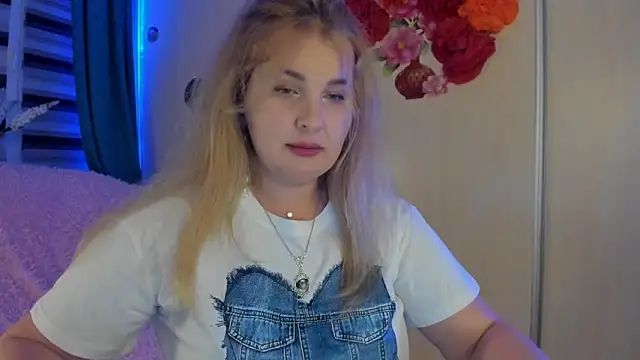 Snapshot of CoraSwon chatting on September 28, 4:45 pm CoraSwon online show from September 28, 4:45 pm