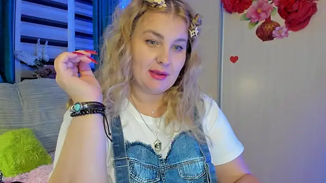 Snapshot of CoraSwon chatting on September 30, 6:57 pm CoraSwon online show from September 30, 6:57 pm