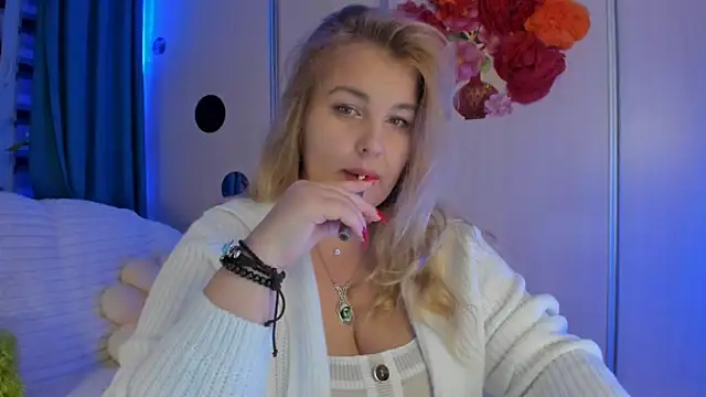 Snapshot of CoraSwon chatting on October 3, 9:23 pm CoraSwon online show from October 3, 9:23 pm