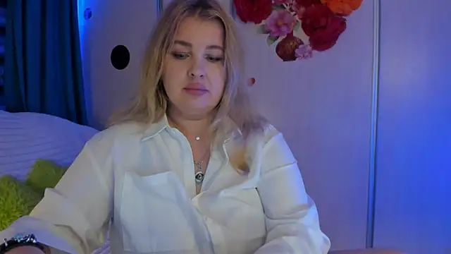 Snapshot of CoraSwon chatting on October 4, 7:34 pm CoraSwon online show from October 4, 7:34 pm