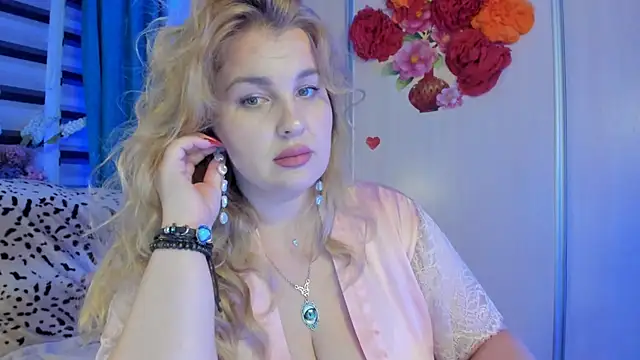 Snapshot of CoraSwon chatting on October 5, 7:23 pm CoraSwon online show from October 5, 7:23 pm