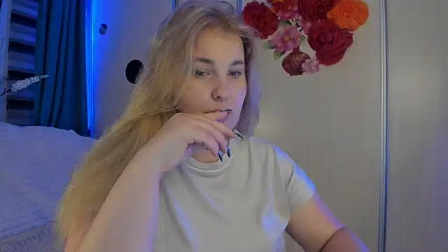 Snapshot of CoraSwon chatting on October 14, 5:47 pm CoraSwon online show from October 14, 5:47 pm