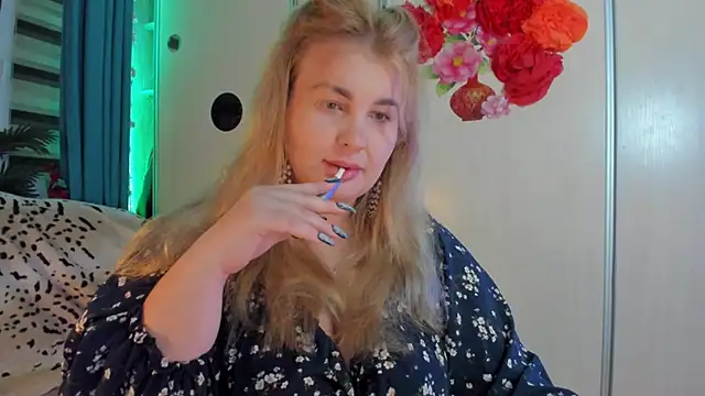 Snapshot of CoraSwon chatting on October 25, 9:20 pm CoraSwon online show from October 25, 9:20 pm