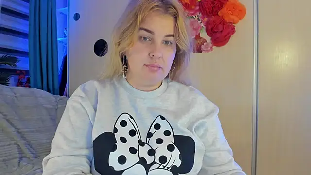 Snapshot of CoraSwon chatting on October 28, 9:17 pm CoraSwon online show from October 28, 9:17 pm