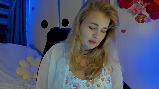 Snapshot of CoraSwon chatting on November 15, 12:19 am CoraSwon online show from November 15, 12:19 am