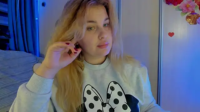 Snapshot of CoraSwon chatting on December 3, 7:12 pm CoraSwon online show from December 3, 7:12 pm