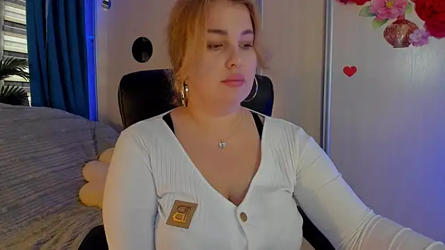 Snapshot of CoraSwon chatting on December 4, 12:47 pm CoraSwon online show from December 4, 12:47 pm