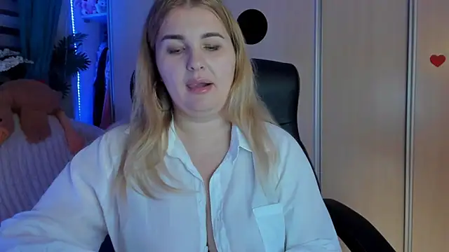 CoraSwon online show from February 17, 7:42 pm