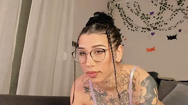 Snapshot of Lilith_Lux chatting on December 5, 8:11 pm Lilith Lux online show from December 5, 8:11 pm