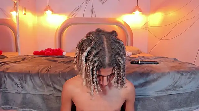 Snapshot of Maxim-Walker chatting on February 12, 9:10 am Maxim-Walker online show from February 12, 9:10 am