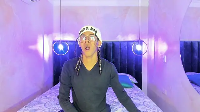 Snapshot of Maxim-Walker chatting on November 9, 3:05 am Maxim-Walker online show from November 9, 3:05 am