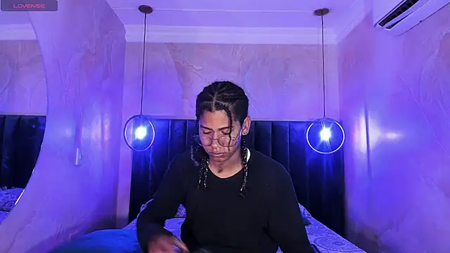 Snapshot of Maxim-Walker chatting on November 18, 3:23 am Maxim-Walker online show from November 18, 3:23 am