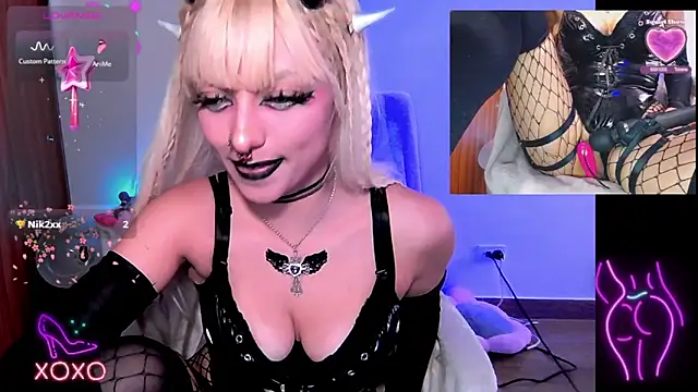 Snapshot of HollyDominic chatting on January 12, 4:18 pm HollyDominic online show from January 12, 4:18 pm