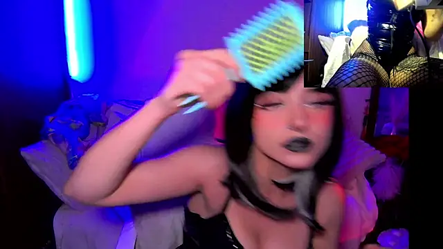 Snapshot of HollyDominic chatting on October 27, 11:20 pm HollyDominic online show from October 27, 11:20 pm