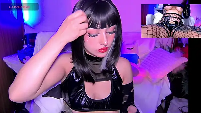 Snapshot of HollyDominic chatting on November 13, 10:25 am HollyDominic online show from November 13, 10:25 am