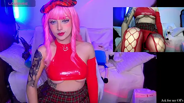 Snapshot of HollyDominic chatting on December 2, 4:46 pm HollyDominic online show from December 2, 4:46 pm