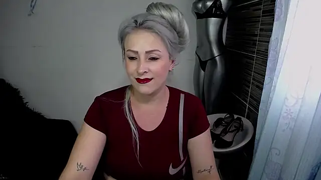 Snapshot of Emma_Rizzoo chatting on May 5, 7:55 pm Emma Rizzoo online show from May 5, 7:55 pm
