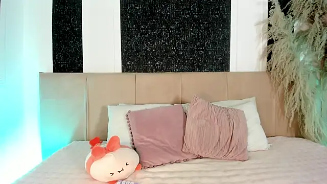 Alaia Manson online show from February 21, 7:37 pm