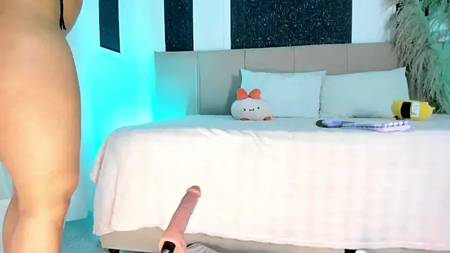 Alaia Manson online show from February 25, 7:45 pm