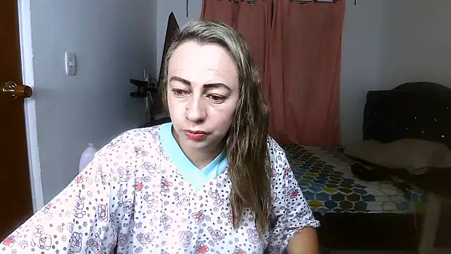 Snapshot of Chanel_87xxx chatting on August 3, 10:43 am Chanel 87xxx online show from August 3, 10:43 am