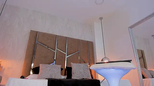 Martinaa Jones  online show from December 14, 12:10 pm