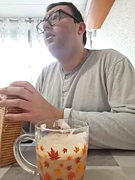 Snapshot of Javier_bear chatting on November 29, 9:01 am Javier bear online show from November 29, 9:01 am