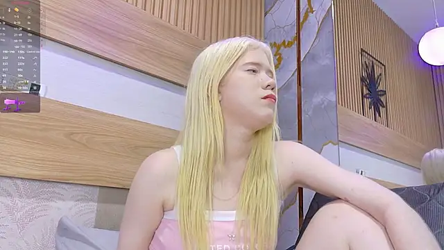 Elif blond online show from August 4, 9:39 pm