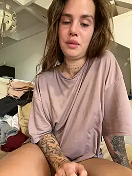 Snapshot of EmiliaCatalina chatting on January 4, 8:48 pm EmiliaCatalina online show from January 4, 8:48 pm