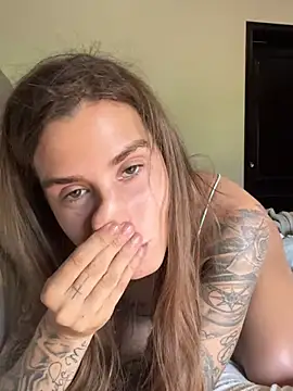 Snapshot of EmiliaCatalina chatting on January 20, 7:14 pm EmiliaCatalina online show from January 20, 7:14 pm