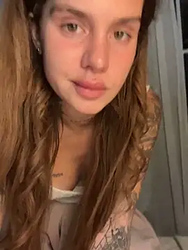 Snapshot of EmiliaCatalina chatting on January 31, 2:15 am EmiliaCatalina online show from January 31, 2:15 am