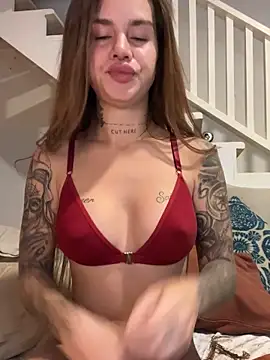 Snapshot of EmiliaCatalina chatting on February 7, 12:09 am EmiliaCatalina online show from February 7, 12:09 am