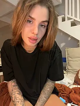 Snapshot of EmiliaCatalina chatting on February 7, 3:34 am EmiliaCatalina online show from February 7, 3:34 am