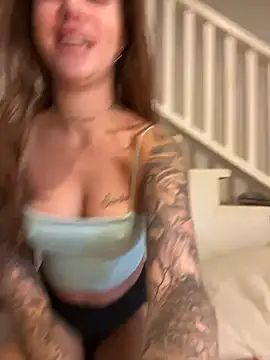 Snapshot of EmiliaCatalina chatting on February 12, 9:22 pm EmiliaCatalina online show from February 12, 9:22 pm