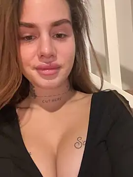 Snapshot of EmiliaCatalina chatting on February 17, 10:47 pm EmiliaCatalina online show from February 17, 10:47 pm