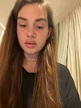 Snapshot of EmiliaCatalina chatting on February 22, 3:01 am EmiliaCatalina online show from February 22, 3:01 am