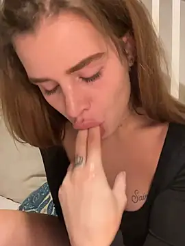 Snapshot of EmiliaCatalina chatting on February 23, 11:36 pm EmiliaCatalina online show from February 23, 11:36 pm