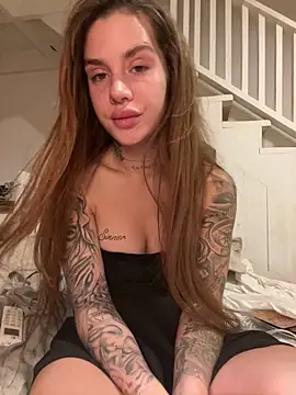 Snapshot of EmiliaCatalina chatting on March 4, 11:00 pm EmiliaCatalina online show from March 4, 11:00 pm