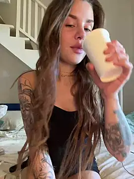 Snapshot of EmiliaCatalina chatting on March 11, 7:36 pm EmiliaCatalina online show from March 11, 7:36 pm