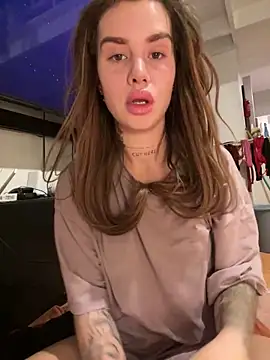 Snapshot of EmiliaCatalina chatting on March 13, 1:32 am EmiliaCatalina online show from March 13, 1:32 am