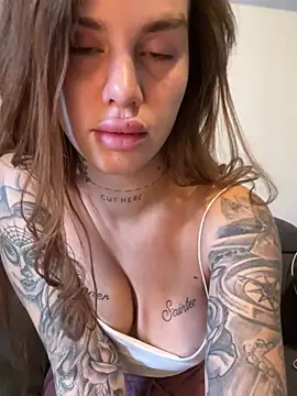 Snapshot of EmiliaCatalina chatting on March 18, 9:21 pm EmiliaCatalina online show from March 18, 9:21 pm