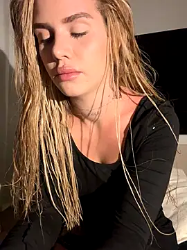 Snapshot of EmiliaCatalina chatting on September 13, 1:27 am EmiliaCatalina online show from September 13, 1:27 am