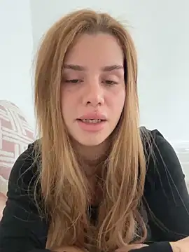 Snapshot of EmiliaCatalina chatting on September 28, 8:03 pm EmiliaCatalina online show from September 28, 8:03 pm