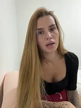 Snapshot of EmiliaCatalina chatting on September 30, 12:04 am EmiliaCatalina online show from September 30, 12:04 am