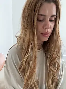 Snapshot of EmiliaCatalina chatting on October 4, 5:22 pm EmiliaCatalina online show from October 4, 5:22 pm