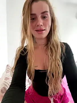 Snapshot of EmiliaCatalina chatting on October 9, 7:56 pm EmiliaCatalina online show from October 9, 7:56 pm