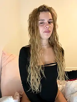 Snapshot of EmiliaCatalina chatting on October 15, 11:27 pm EmiliaCatalina online show from October 15, 11:27 pm