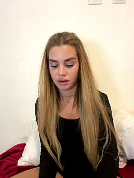 Snapshot of EmiliaCatalina chatting on October 21, 10:32 pm EmiliaCatalina online show from October 21, 10:32 pm