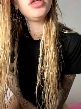 Snapshot of EmiliaCatalina chatting on October 24, 12:52 am EmiliaCatalina online show from October 24, 12:52 am